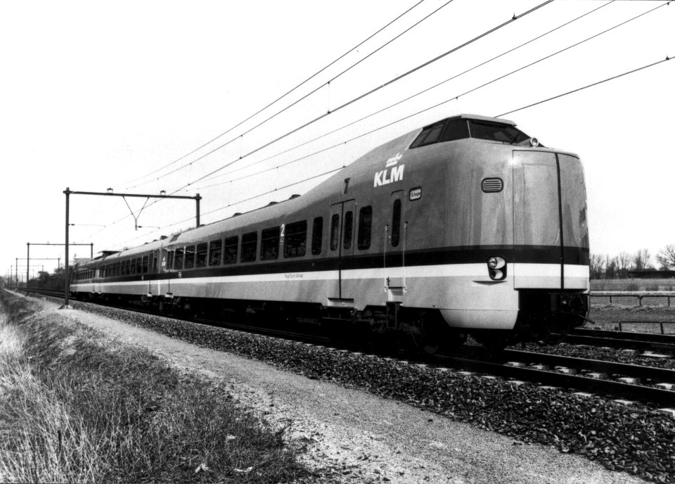 HUA-155644-Afbeelding van het electrische treinstel nr. 4011 (plan Z, ICM-I) van de N.S. als K.L.M.-trein