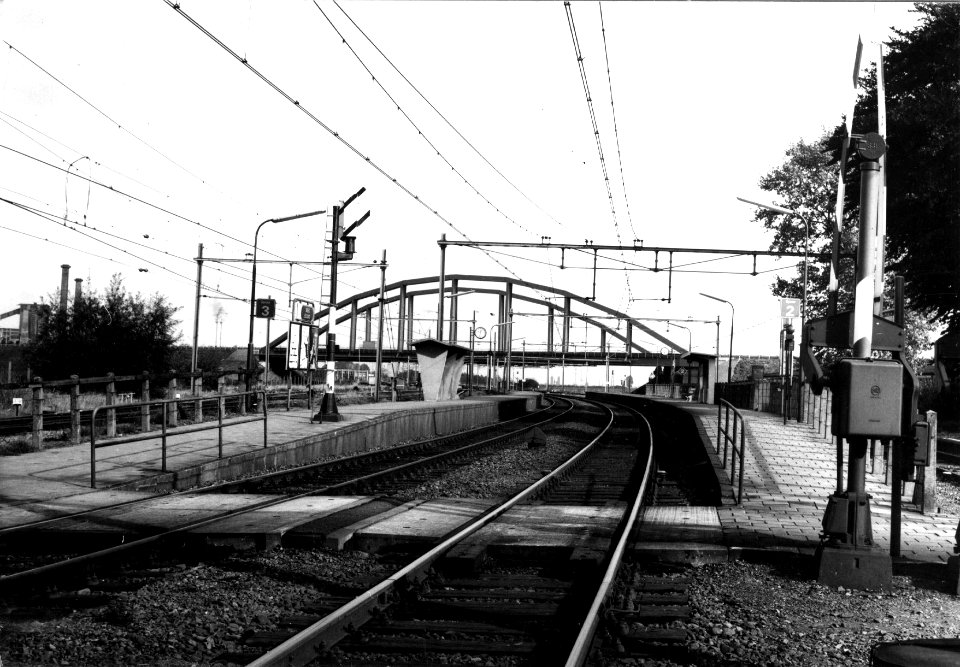 HUA-153004-Gezicht op de perrons van het N.S.-station Beek-Elsloo te Beek