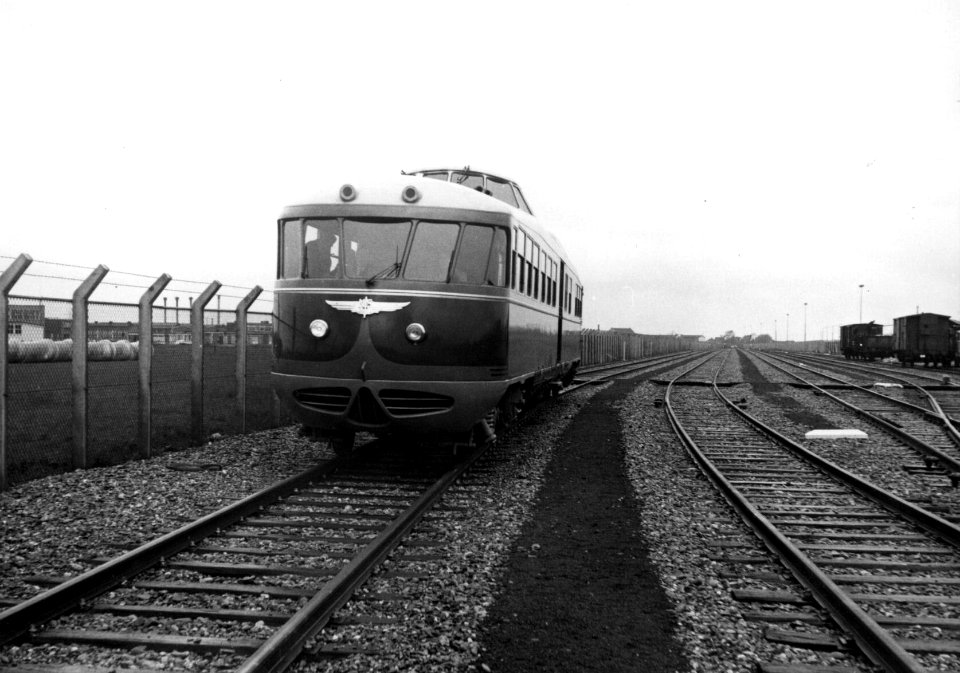 HUA-155731-Afbeelding van het directierijtuig NS 20 ("Kameel") van de N.S. op een onbekend emplacement