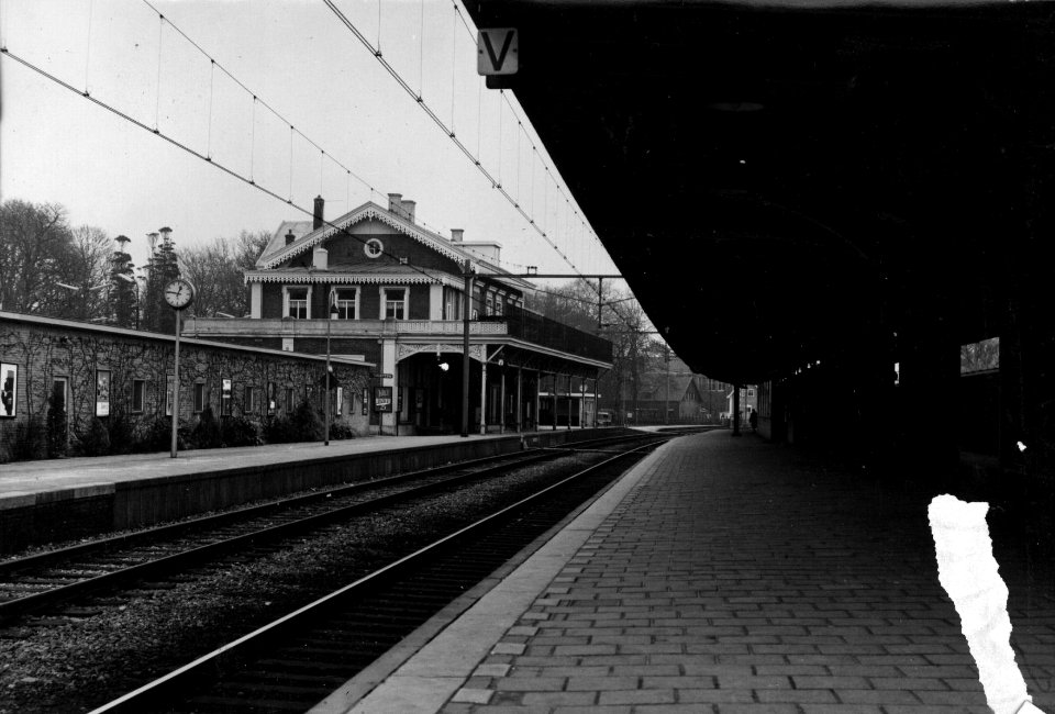 HUA-153027-Gezicht op de perronzijde van het NS station Baarn te Baarn vanaf het perron