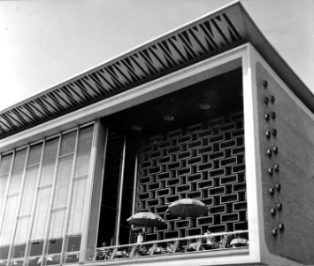 HUA-150280-Afbeelding van een gedeelte van de voorgevel van het N.S.-station Eindhoven met restaurantterras te Eindhoven