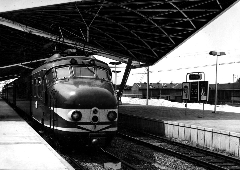 HUA-155027-Afbeelding van het electrische treinstel nr. 743 (mat. 1954, plan G) van de N.S. langs het perron van het nieuwe N.S.-station Tilburg te Tilburg