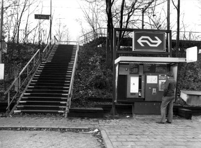 HUA-155814-Gezicht op de perrontrap van het N.S.-station Maarn te Maarn met rechts de plaatskaartenautomaat