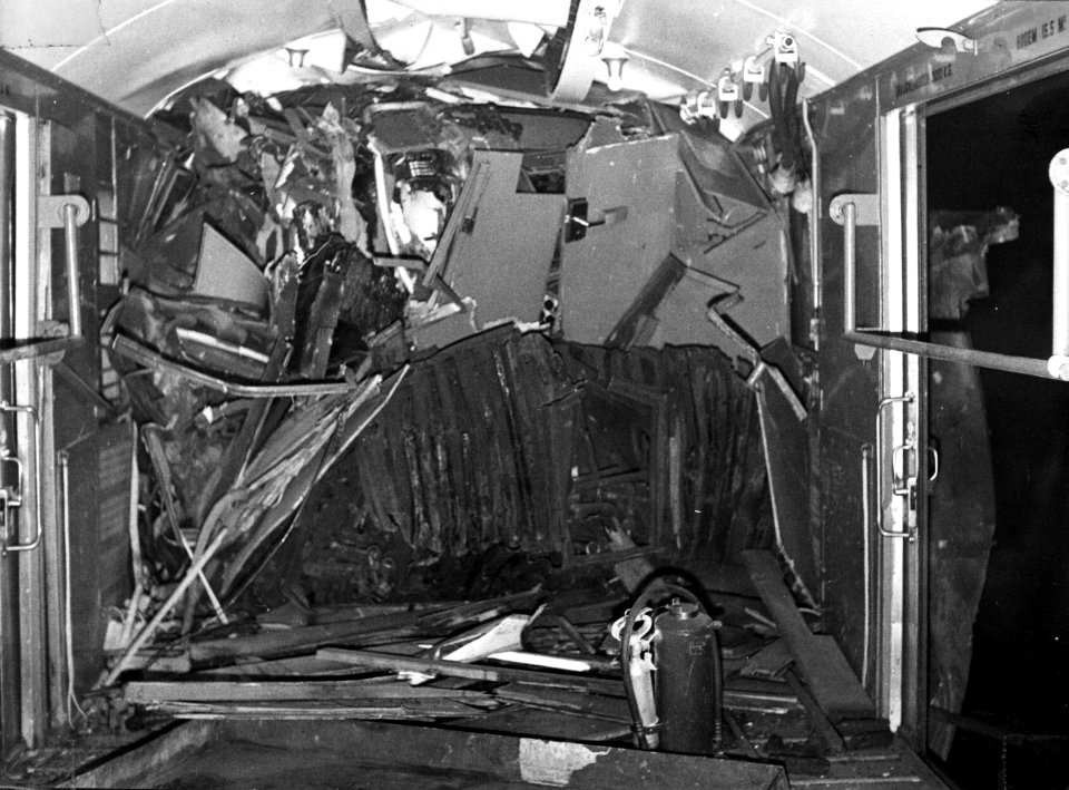 HUA-155659-Interieur van het BDk-rijtuig (bagageruimte) van het electrische treinstel nr. 696 (mat. 1946) van de N.S. na de botsing achtrerop de internationale trein D 129 (Parijs-Amsterdam) bij Dubbeldam (tusse