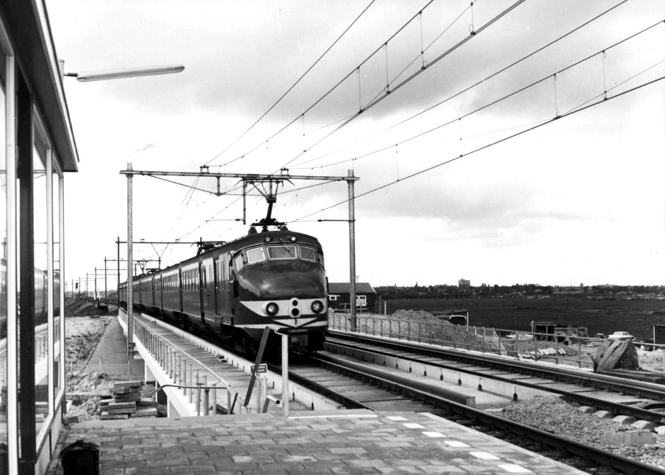 HUA-155000-Afbeelding van een electrisch treinstel mat. 1954 (plan P) van de N.S. langs het pas gebouwde perron van het N.S.-station Rotterdam Alexander te Rotterdam
