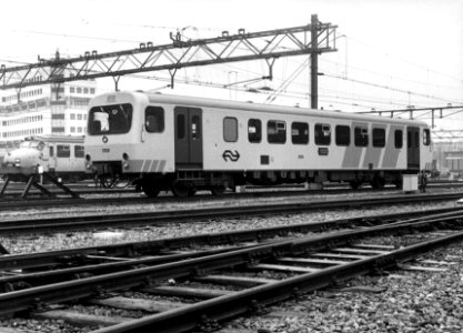 HUA-155582-Afbeelding van het diesel-hydraulische treinstel nr. 3109 (DH 1, serie 3100, "Wadlopers") van de N.S. op het emplacement te Leeuwarden