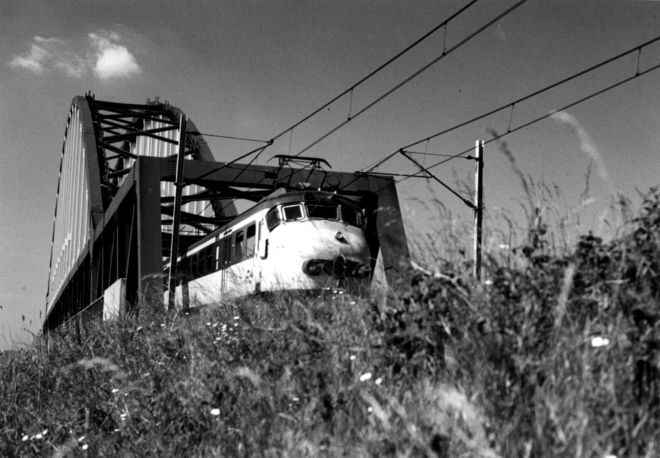 HUA-155314-Gezicht op de spoorbrug over het Amsterdam Rijnkanaal te Weesp met een electrisch treinstel mat 1954 van de NS