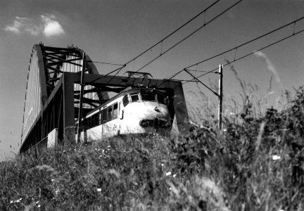 HUA-155314-Gezicht op de spoorbrug over het Amsterdam Rijnkanaal te Weesp met een electrisch treinstel mat 1954 van de NS photo
