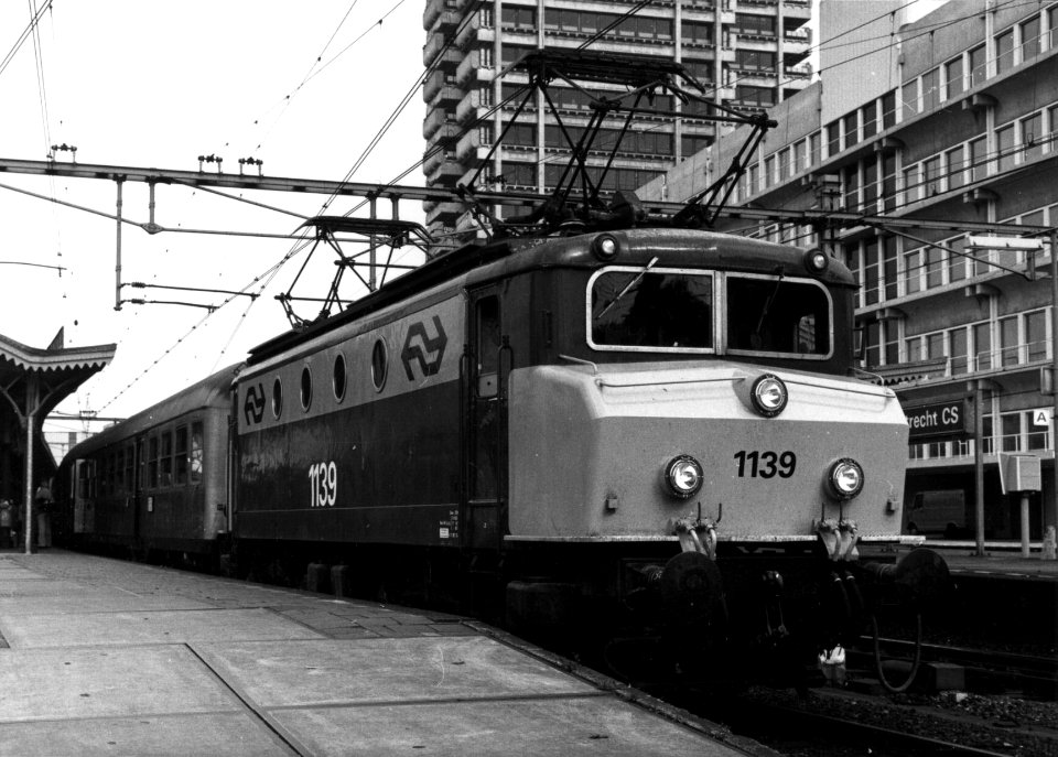 HUA-155036-Afbeelding van de electrische locomotief nr 1139 serie 1100 van de NS met DB rijtuigen langs een perron van het NS station Utrecht CS te Utrecht