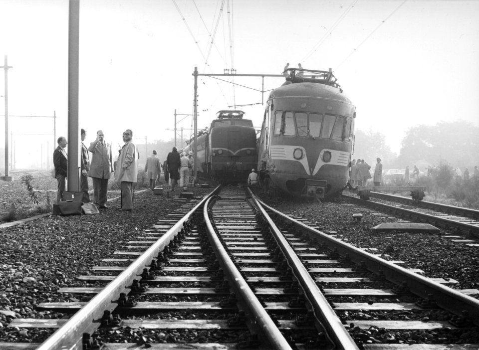 HUA-155695-Afbeelding van de zijdelingse aanrijding tussen de electrische locomotief nr. 1204 (serie 1200) van de N.S. en het electrische treinstel nr. 221 (mat. 1946) van de N.S. bij Tongelre Aansluiting (ten o
