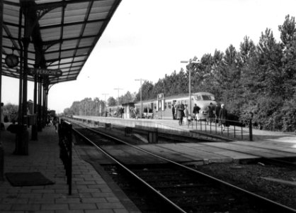 HUA-155024-Gezicht op de perrons van het NS station Tiel te Tiel met het diesel electrische treinstel nr 145 DE 3 plan U van de NS
