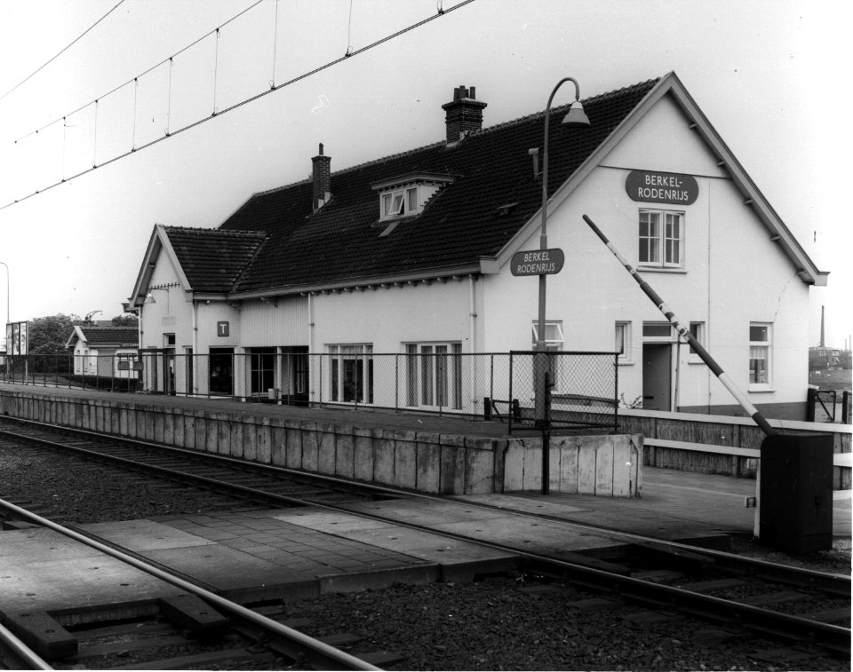 HUA-153036-Gezicht op de perronzijde van het N.S.-station Berkel-Rodenrijs te Berkel en Rodenrijs