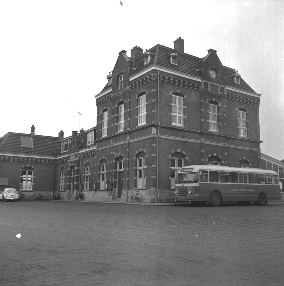 HUA-150288-Gezicht op het N.S.-station Enkhuizen te Enkhuizen, met een autobus van de N.A.C.O