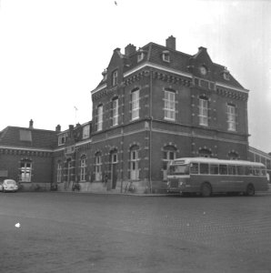 HUA-150288-Gezicht op het N.S.-station Enkhuizen te Enkhuizen, met een autobus van de N.A.C.O