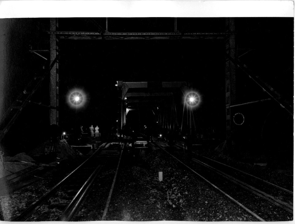 HUA-155315-Afbeelding van werkzaamheden aan een spoorbrug in de nacht