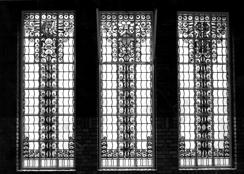 HUA-156067-Afbeelding van een glas in lood raam in de Commissarissenzaal van het derde Administratiegebouw van de Nederlandsche Spoorwegen Hoofdgebouw III van de