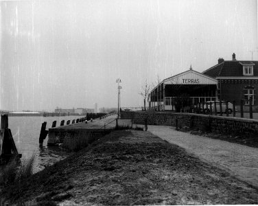 HUA-150287-Gezicht op de kade en het restaurantterras bij het N.S.-station Enkhuizen te Enkhuizen