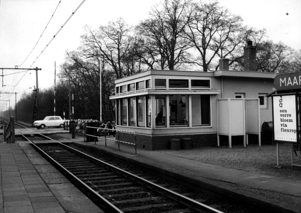 HUA-153181-Gezicht op de perronzijde van het NS station Maarsbergen te Maarsbergen