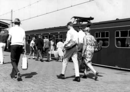 HUA-155092-Afbeelding van badgasten op het perron van het NS station Zandvoort aan Zee te Zandvoort aan Zee