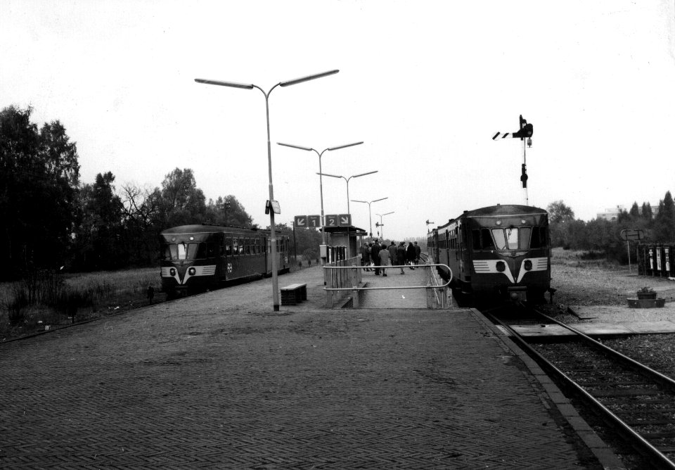 HUA-153142-Gezicht op het perron van het N.S.-station Kerkrade Centrum te Kerkrade met diesel-electrische motorrijtuigen DE 1 ("Blauwe Engel") van de N.S