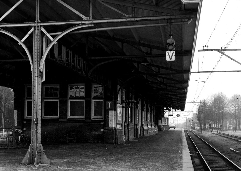 HUA-153192-Gezicht op het perron van het N.S.-station Nunspeet te Nunspeet
