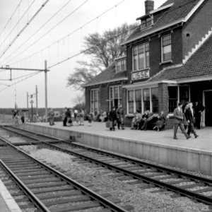 HUA-153175-Afbeelding van reizigers op het perron van het NS station Lisse te Lisse