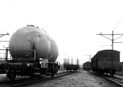 HUA-155164-Gezicht op het emplacement met goederenwagens bij het NS station Zutphen te Zutphen