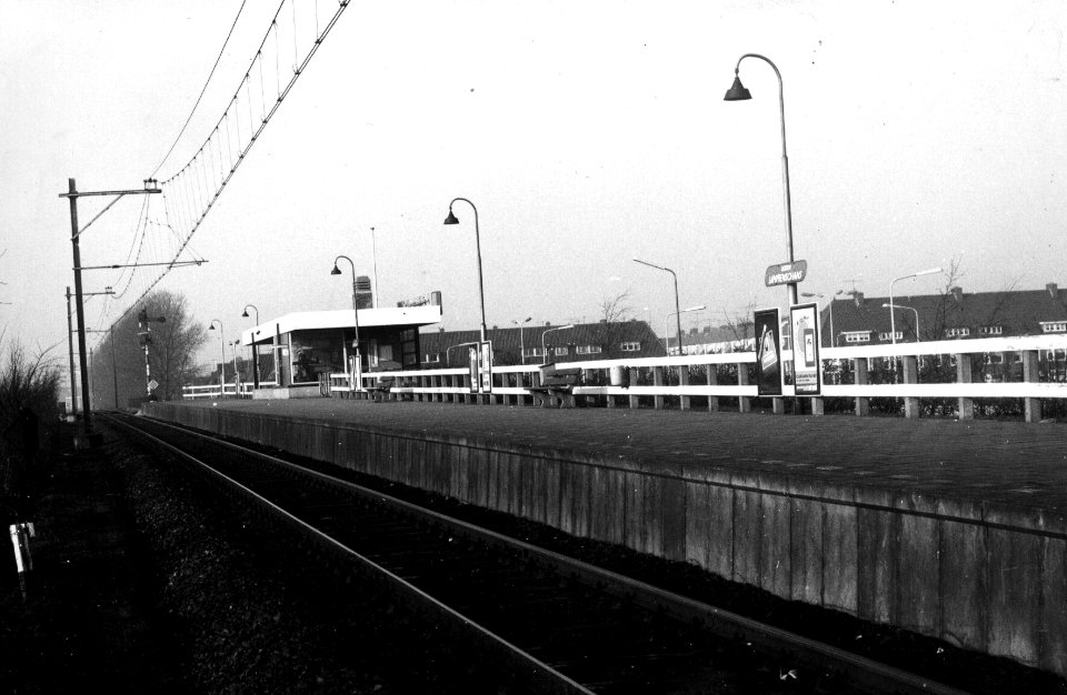 HUA-153170-Gezicht op het perron van het N.S.-station Leiden Lammenschans te Leiden. Op de achtergrond staat het stationsgebouw