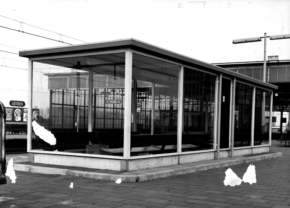 HUA-153169-Afbeelding van een abri ("Leidse abri") op het perron van het N.S.-station Leiden te Leiden
