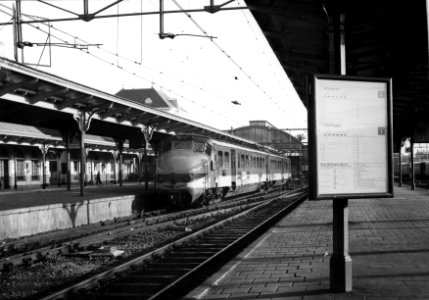 HUA-153162-Afbeelding van het electrische treinstel nr. 359 (mat. 1954, plan M) van de N.S. langs het perron van het N.S-station Leeuwarden te Leeuwarden