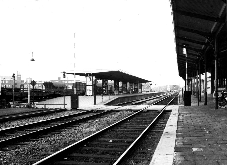 HUA-153130-Gezicht op de perrons van het NS station Hoorn te Hoorn
