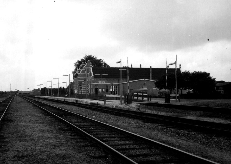 HUA-153143-Gezicht op de perronzijde van het N.S.-station Kesteren-Rhenen te Kesteren. N.B. De naam Kesteren-Rhenen is later gewijzigd in Kesteren