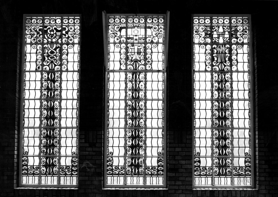 HUA-156068-Afbeelding van een glas-in-lood raam in het 3e Administratiegebouw van de N.S. (HGB III, Moreelsepark) te Utrecht, voorstellende Posterijen, Luchtvaart en Telefoon
