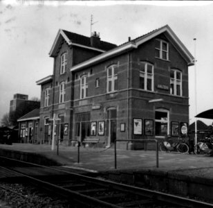 HUA-152993-Gezicht op de perronzijde van het N.S.-station Aalten te Aalten