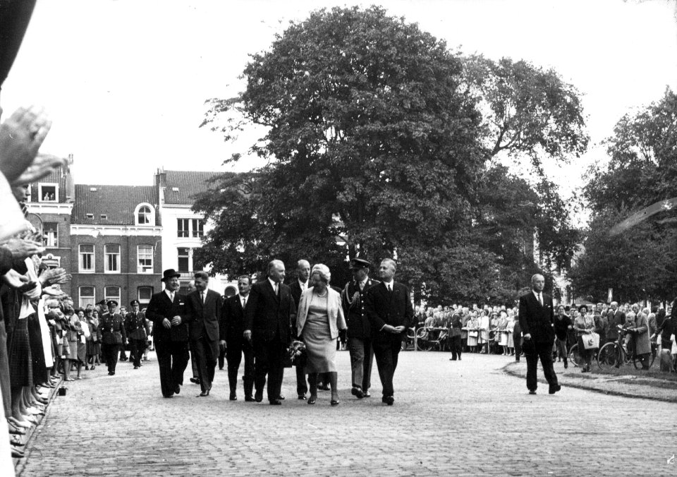 HUA-152929-Afbeelding van Koningin Juliana tijdens het bezoek aan de Nederlandse Spoorwegen te Utrecht ter gelegenheid van het 125-jarige bestaan van de spoorwegen in Nederland