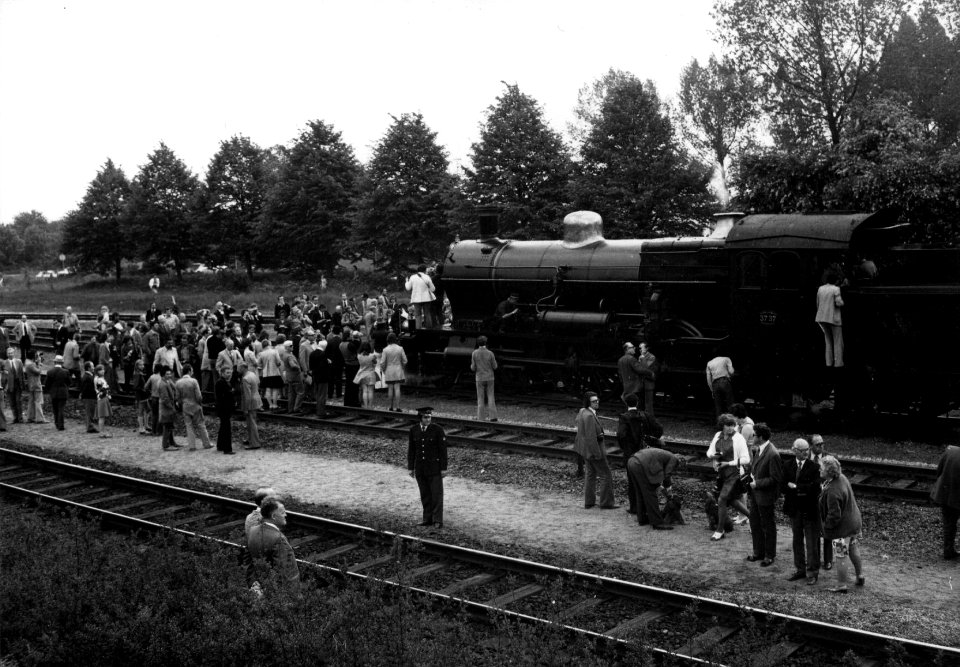 HUA-152986-Afbeelding van museum-stoomlocomotief nr. 3737 te midden van spoorliefhebbers op het emplacement te Kesteren