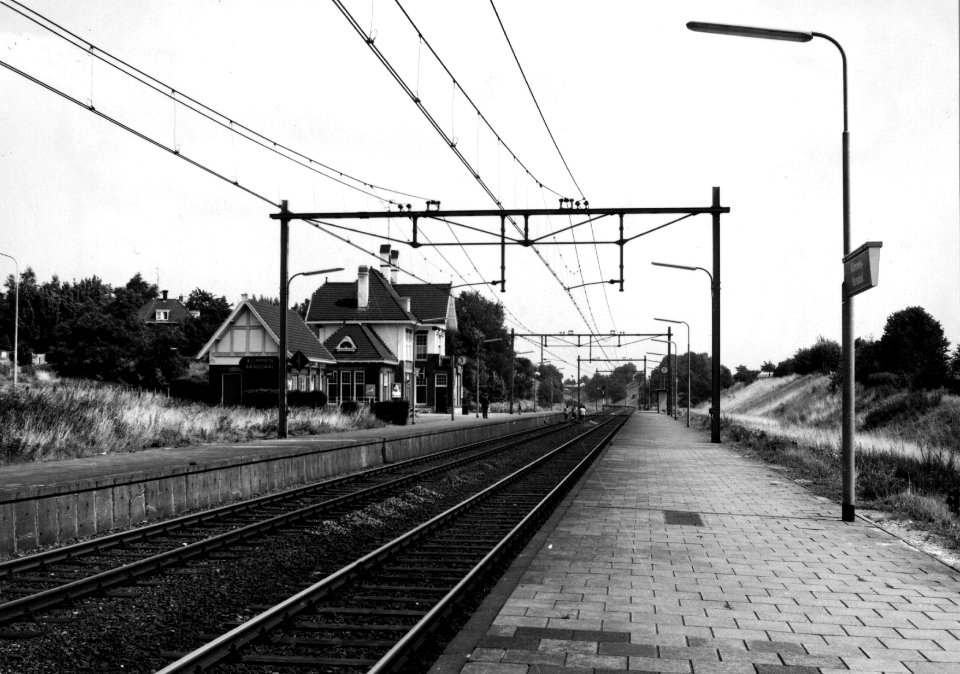 HUA-153146-Gezicht op de perronzijde van het N.S.-station Klimmen-Ransdaal te Klimmen