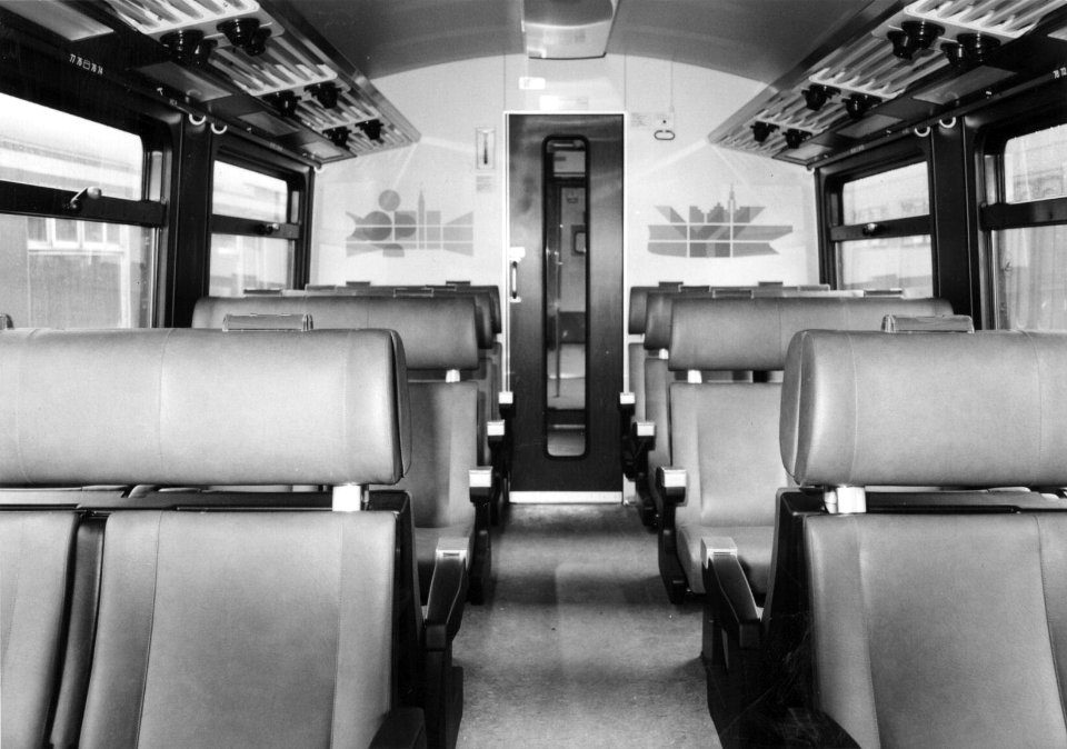 HUA-156345-Interieur 2e klasse van een IC-rijtuig voor de Benelux-treinen Amsterdam-Brussel van de N.S