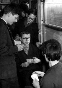 HUA-152966-Afbeelding van Duitse scholieren die kaart spelen tijdens de reis naar Hoek van Holland