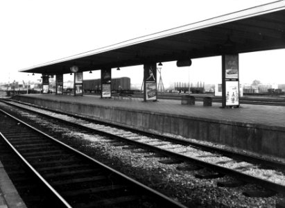 HUA-153129-Gezicht op het tweede perron van het N.S.-station Hoorn te Hoorn