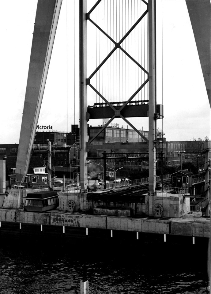 HUA-154982-Gezicht op de nieuwe hefbrug over de Oude Maas te Dordrecht