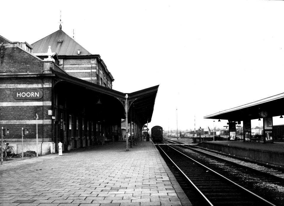 HUA-153131-Gezicht op de perrons en de perronzijde van het N.S.-station Hoorn te Hoorn