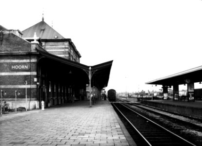 HUA-153131-Gezicht op de perrons en de perronzijde van het N.S.-station Hoorn te Hoorn
