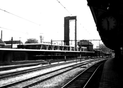 HUA-152998-Gezicht op het in aanbouw zijnde N.S.-station Almelo te Almelo vanaf het perron met op de achtergrond het oude stationsgebouw