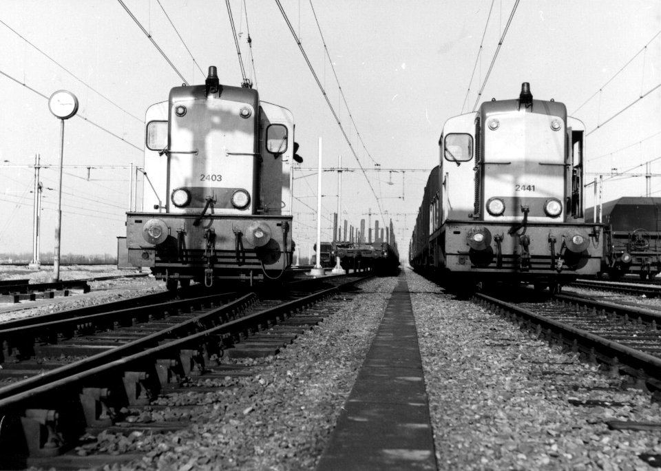 HUA-154890-Afbeelding van de diesel electrische locomotieven nr 2403 en 2441 serie 2400 2500 van de NS op het rangeerterrein Kijfhoek