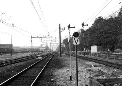 HUA-154910-Gezicht op het emplacement van de N.S. te Oss met op de achtergrond het seinhuis