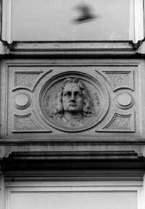 HUA-156135-Afbeelding van een stenen reliëf, voorstellende Denis Papin, Frans natuurkundige, in de voorgevel van het Tweede Administratiegebouw van de Staatsspoorwegen (Hoofdgebouw II van de Nederlandsche Spoorw