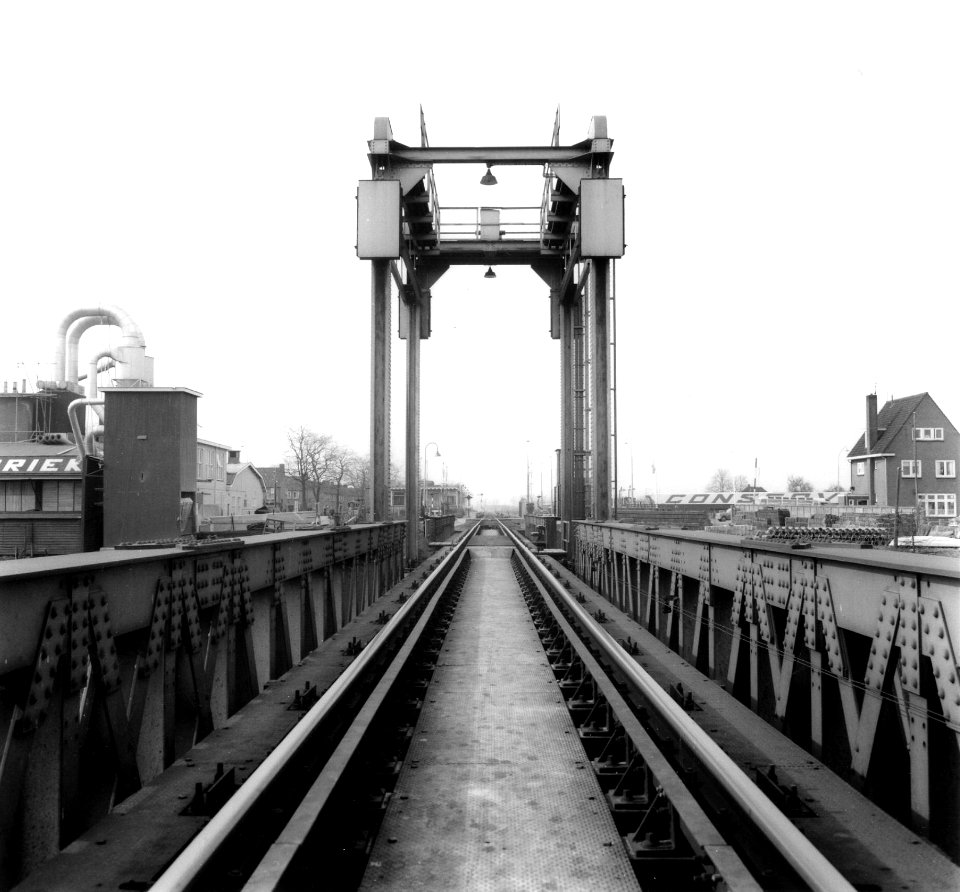 HUA-154979-Gezicht op de spoorbrug over de Oude IJssel te Doetinchem. Op de achtergrond het N.S.-station Doetinchem West