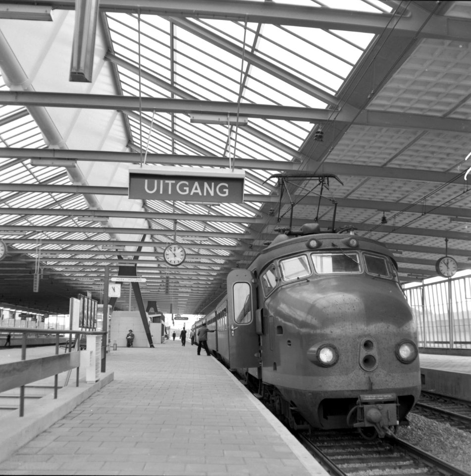 HUA-155023-Afbeelding van een electrisch treinstel mat 1954 plan F van de NS langs het perron van het NS station Schiedam Rotterdam West te Schiedam