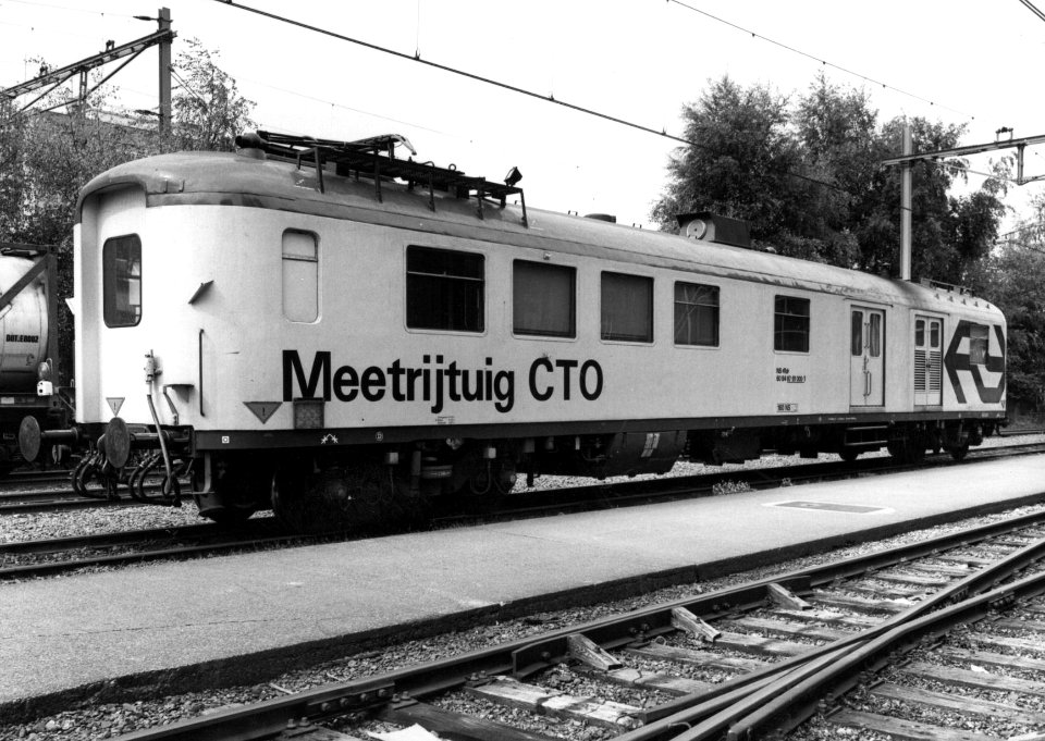 HUA-156323-Afbeelding van het meetrijtuig CTO (Centrum voor Technisch Onderzoek) 60 84 978 1 005-1 (ex postrijtuig plan D) van de N.S. na aflevering bij de hoofdwerkplaats te Tilburg